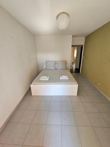 une chambre avec un grand lit dans une pièce dans l'établissement Appartement spacieux au cœur d'Avignon, à Avignon
