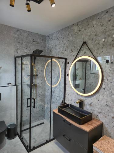 Ένα μπάνιο στο DINLUX Apartment