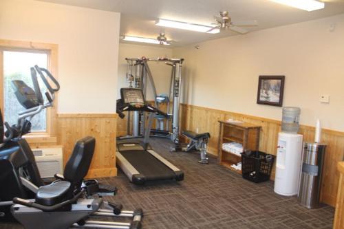 Gimnasio o equipo deportivo en Amazing Lake View 2 Queen Bed Studio & Heated Pools