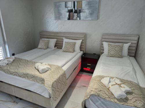 Ένα ή περισσότερα κρεβάτια σε δωμάτιο στο DINLUX Apartment