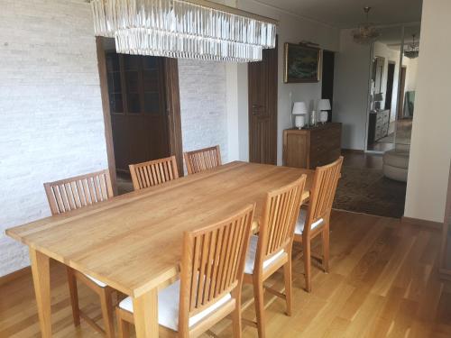 a dining room table with chairs and a chandelier at Vacker villa nära Kolmården och Norrköping in Åby
