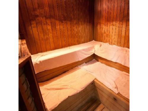 - un sauna avec un lit à l'intérieur dans l'établissement Dogashima Onsen Hotel - Vacation STAY 55274v, à Tago