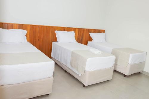 een paar bedden in een kamer bij Novo Valle Hotel in Itinga