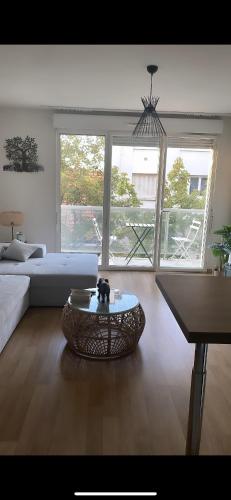 un salon avec un canapé et une table basse dans l'établissement Cocon lumineux, à Vichy