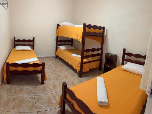 a room with two bunk beds in a room at POUSADA NOVA BARãO in Campinas