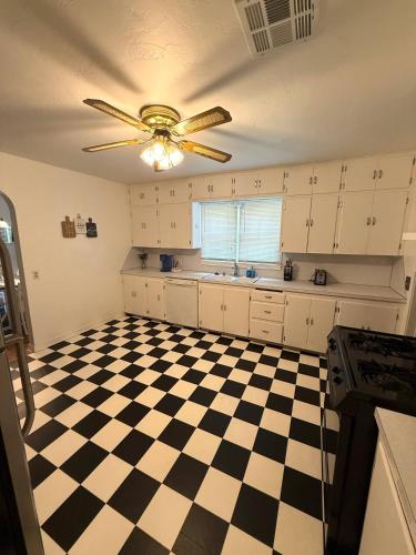 Dapur atau dapur kecil di Sunshine Blues - NEW - Gorgeous