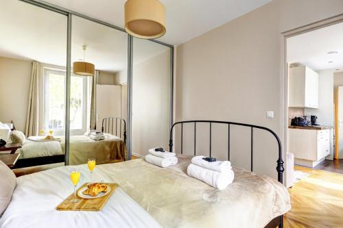 - une chambre avec un lit et un plateau de nourriture dans l'établissement Suite Auffret Cosy studio, à Pantin