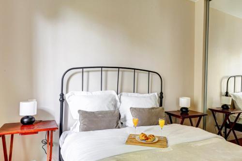 - un lit avec un plateau de nourriture dans l'établissement Suite Auffret Cosy studio, à Pantin