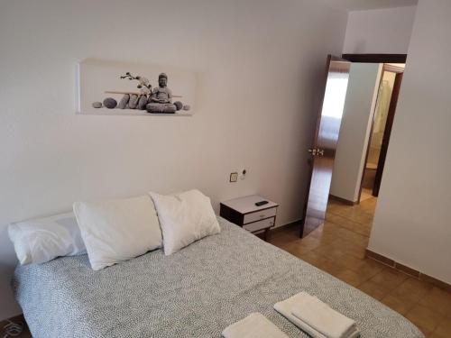 En eller flere senge i et værelse på Apartamento Montserrat