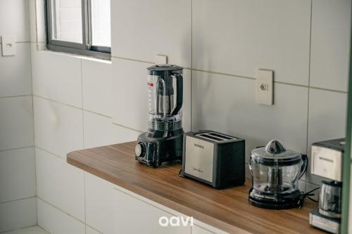 a kitchen counter with a blender on a wooden shelf at Flats Confortáveis em Manaíra Mindset - Qavi in Tambaú