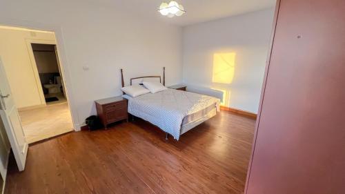 Una cama o camas en una habitación de Nile apt
