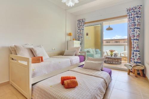 Un dormitorio con dos camas y un balcón. en Casa Bita El Cotillo Playa home with swimming pool, en Cotillo