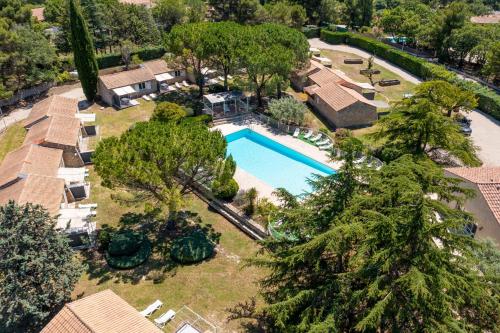 une vue aérienne d'une maison avec piscine et arbres dans l'établissement Stone mas in residence with pool, à La Roque-sur-Pernes