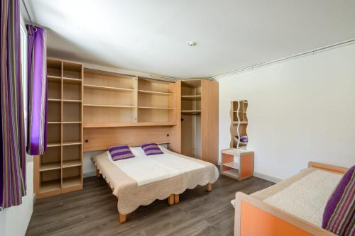 - une chambre avec 2 lits et des étagères dans l'établissement Stone mas in residence with pool, à La Roque-sur-Pernes