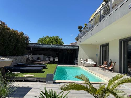 une piscine dans l'arrière-cour d'une maison dans l'établissement Villa contemporaine 4 chambres 1 bureau, à La Ciotat