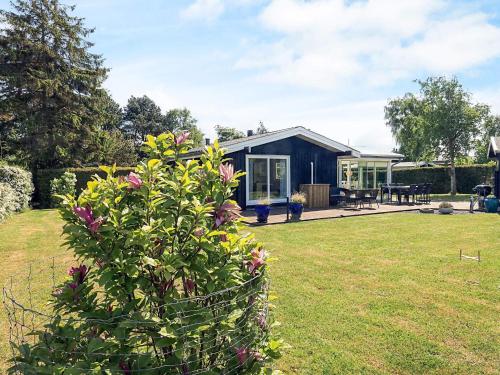Taman di luar 6 person holiday home in Karrebæksminde