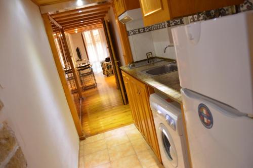 Una cocina o zona de cocina en Tarragona Suites Calderers 6E2