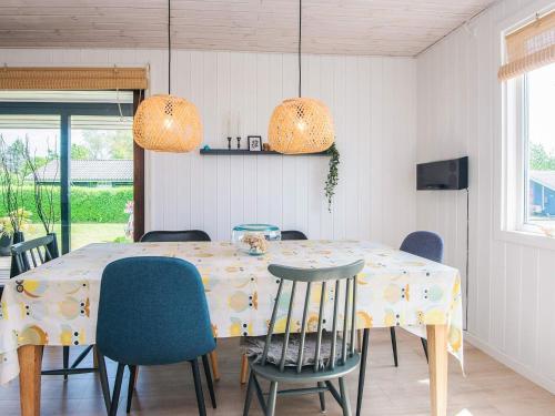 Una televisión o centro de entretenimiento en 6 person holiday home in Juelsminde