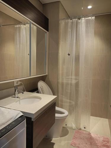 Un baño de Tambuli Beach Ocean view condo