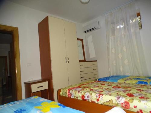 Un dormitorio con dos camas y una cómoda. en Ilia Gloria house, en Berat