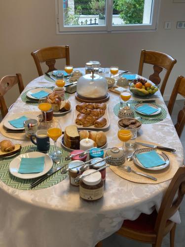 リュエイユ・マルメゾンにあるSéjour à la Châtaigneraieの食卓と茶鍋