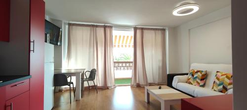 una sala de estar con un sofá y una mesa en Flamingo Palmar, en Palm-mar