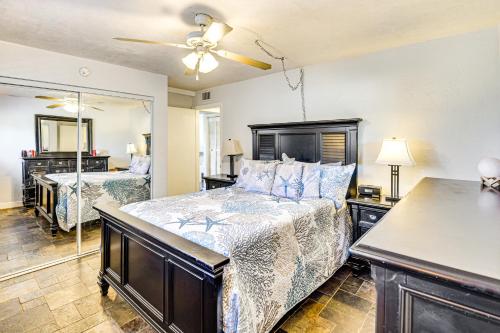 Ένα ή περισσότερα κρεβάτια σε δωμάτιο στο Swim and Relax Daytona Beach Condo with Ocean Access!