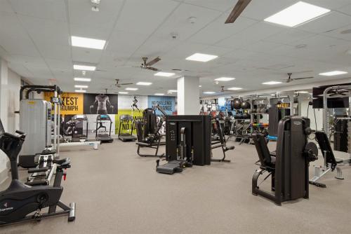 ein Fitnessstudio mit vielen Laufbändern und Geräten in der Unterkunft Elegant Suite at Marina-Venice Beach with Pool, Jacuzzi, GYM by Holisticā Retreats in Los Angeles