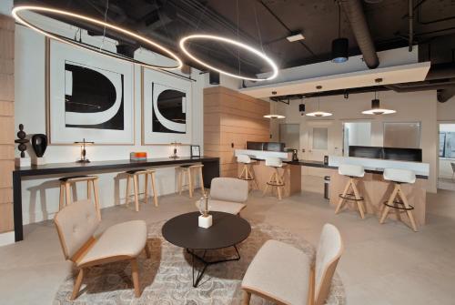 ein Zimmer mit Tisch und Stühlen und eine Küche in der Unterkunft Elegant Suite at Marina-Venice Beach with Pool, Jacuzzi, GYM by Holisticā Retreats in Los Angeles