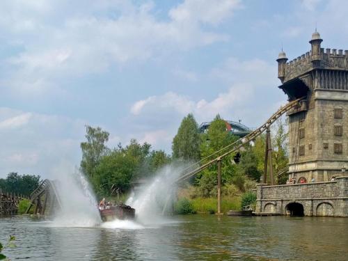 a boat in the water in front of a bridge at t Kaatsheuveltje 5 in Sprang-Capelle