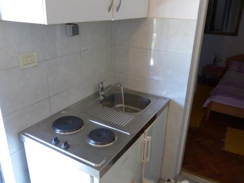 Dapur atau dapur kecil di Apartments by the sea Cove Saplunara, Mljet - 12849