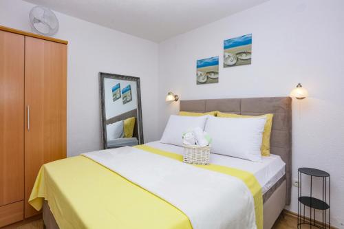 Apartments with parking space Vodice - 13973