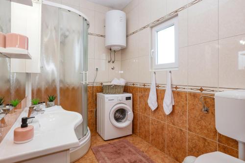 Apartments with parking space Vodice - 13973
