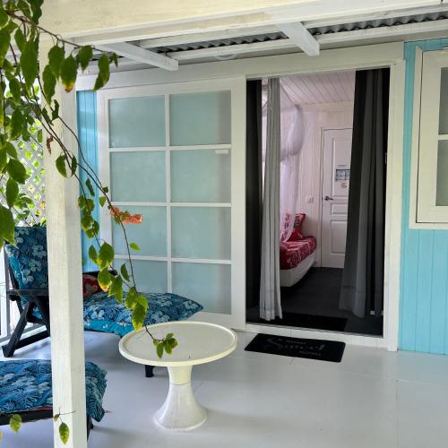 a room with a mirror and a table and a chair at LE FARE eco in Tiputa