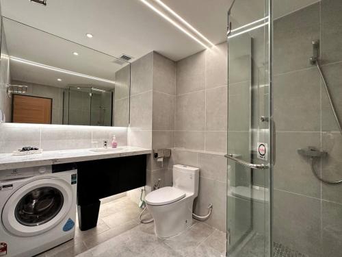 Ένα μπάνιο στο Waterfront Riverbank Apt Kuching