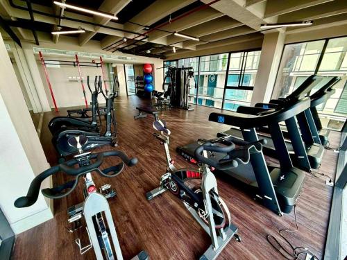 a gym with several exercise bikes in a room at Lujoso apto con vista al mar, en salinas del mar in Playa Dormida
