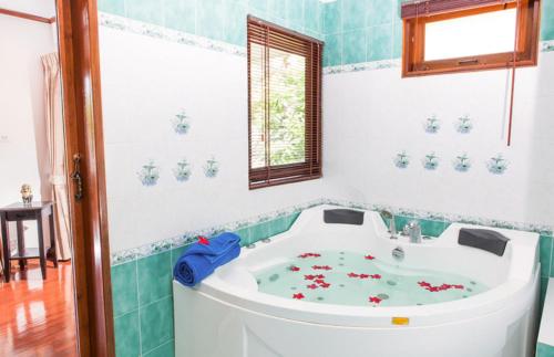 チャウエンにある4 Bedroom Villa in Chaweng P2 SDV194-By Samui Dream Villasの部屋にバスタブ付きのバスルーム