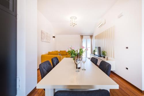 Apartments by the sea Biograd na Moru, Biograd - 24580