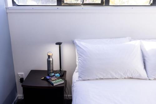 Letto o letti in una camera di Haka House Bay of Islands