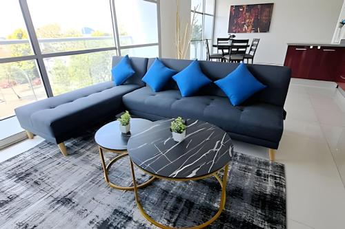 a living room with a blue couch and a table at Residencial Ventana Polanco in Mexico City