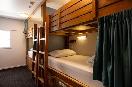 Letto o letti in una camera di Haka House Bay of Islands