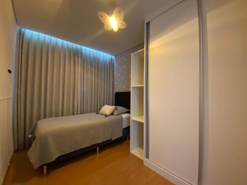 En eller flere senge i et værelse på Apartamento com ar condicionado no Bairro Cabral