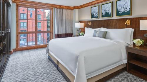 เตียงในห้องที่ Aspen Saint Regis Luxury 3 Bedroom Residence 5-Star Resort In World Class Destination
