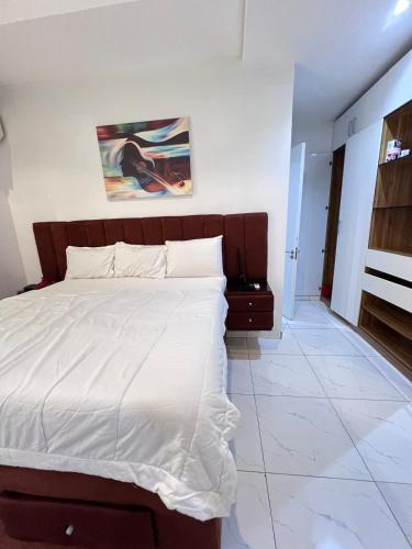 Voodi või voodid majutusasutuse An open-plan condo toas