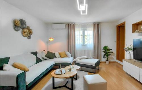 马尔卡纳Amazing Home In Marcana的客厅里有一张沙发和一张桌子。