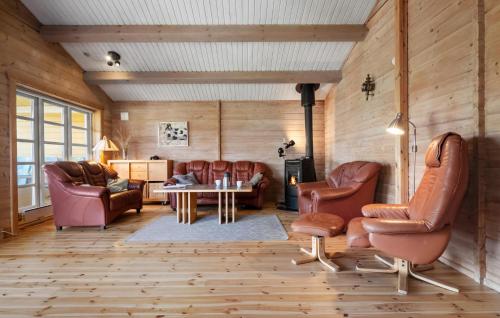 sala de estar con sillas de cuero y mesa en 3 Bedroom Awesome Home In Slagelse, en Slagelse