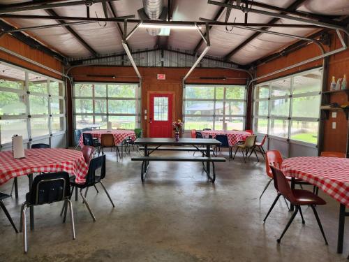 Un restaurante u otro lugar para comer en Jubilee Ranch