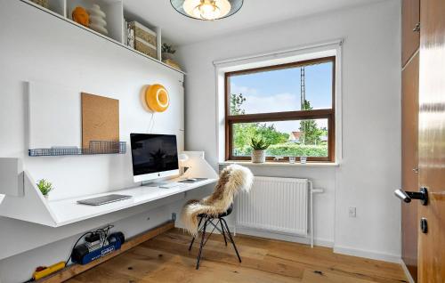 TV/trung tâm giải trí tại Amazing Home In Viborg With Wifi