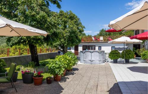 Zahrada ubytování 2 Bedroom Stunning Home In Drivenik