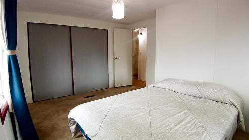 una camera da letto con un letto bianco in una stanza di El Hostal Del Valle a El Porvenir